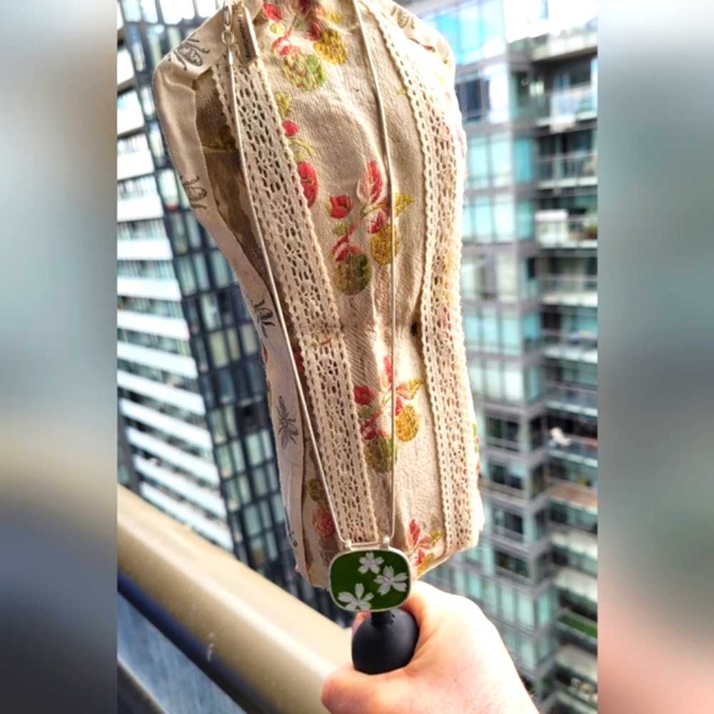 🌼2/$12 Lavishly Double-sided pendant necklace green/red brushed silvertone